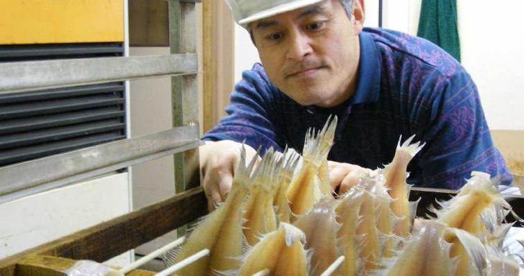 職人が干物を干す様子